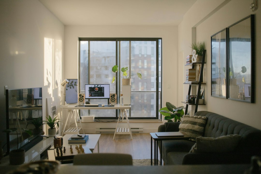 Sala de apartamento com espaço de trabalho e computador